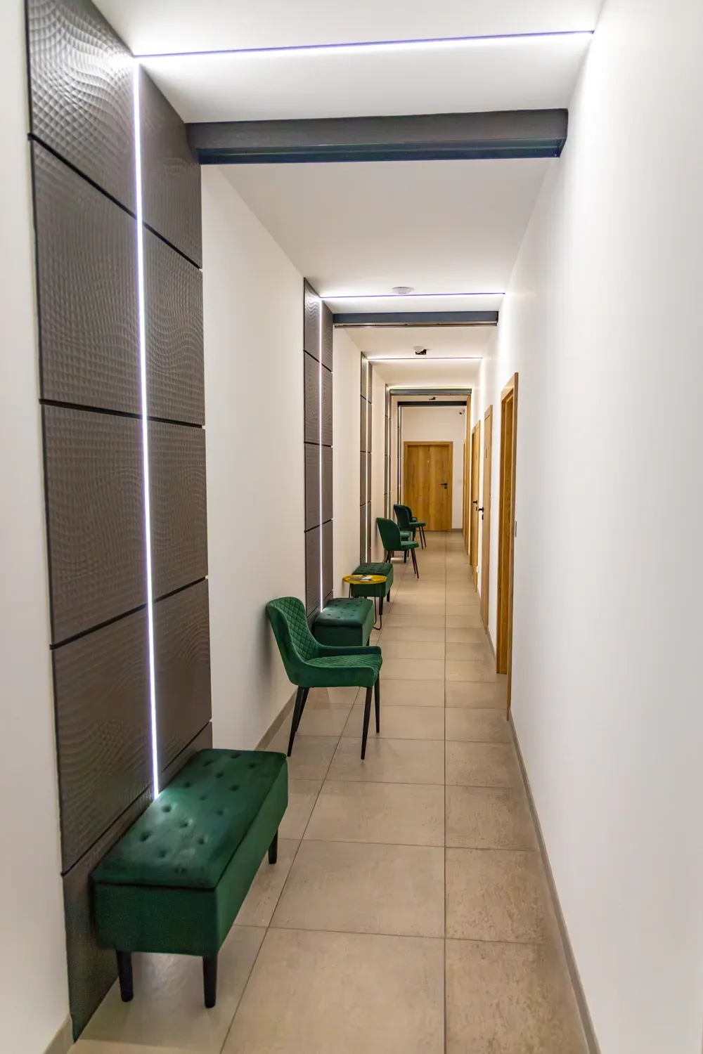 Korytarz z poczekalnią i wejściami do gabinetów w placówce przy ul. Dworcowej 60H