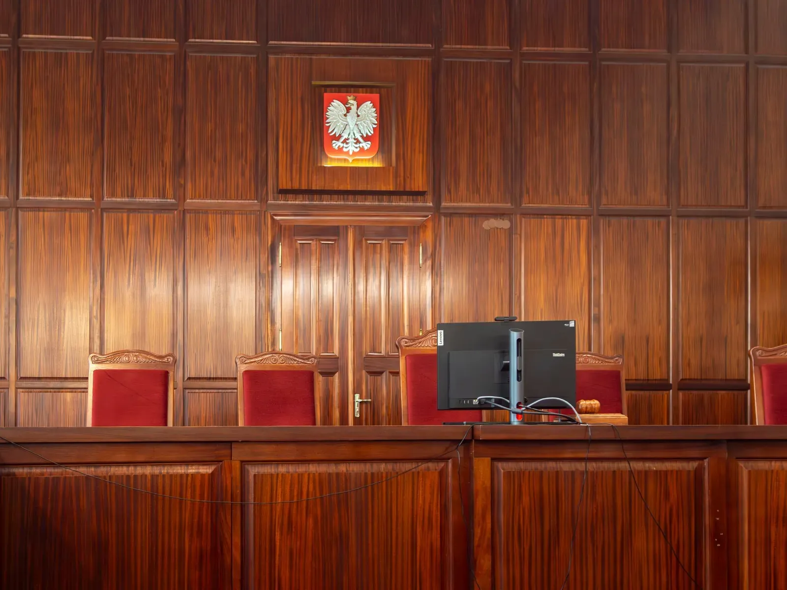 Polska sala sądowa z godłem – wyrok jako podstawa skierowania na badania Polska sala sądowa z godłem – wyrok jako podstawa skierowania na badania